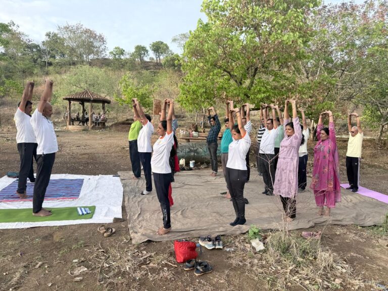 वारजे टेकडीवर उत्साहात साजरा जागतिक योगदिन; योगसाधना, वृक्षारोपण व जनजागृतीचा अनोखा संगम.
